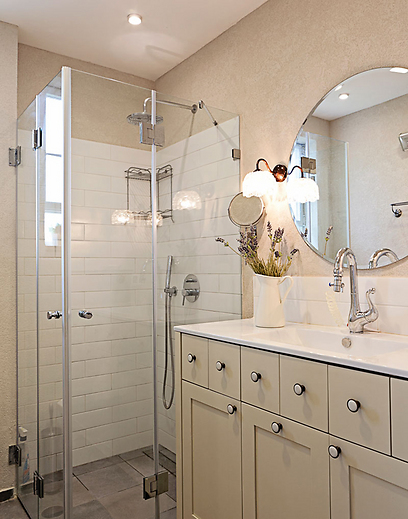 חדר האמבטיה עוצב בגוונים חמים עם התחשבות בעמידות של אזורים רטובים (צילום: ליאן מונין) (צילום: ליאן מונין)