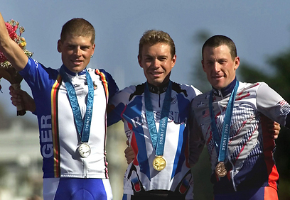 ארמסטרונג (מימין) והמדליה האולימפית מסידני 2000 (צילום: AP) (צילום: AP)