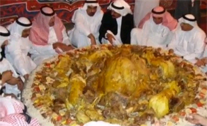 אוכלים כאוות נפשם באירועים חברתיים. "ארוחת שחיתות" בסעודיה ()
