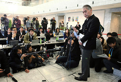 חדר המצב ביפן הומה על רקע משבר החטופים (צילום: AFP) (צילום: AFP)
