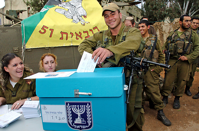 חיילים בתור להצביע בבחירות הקודמות (צילום: אפי שריר) (צילום: אפי שריר)