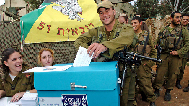 Голосование в воинской части. Фото: Эфи Шрир