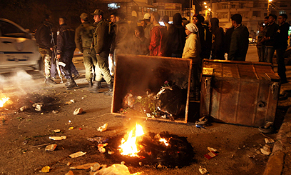 המפגינים הציתו צמיגים בכביש הראשי (צילום: AFP)