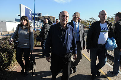 מופז בתחנת הרכבת בלוד, אתמול (צילום: ירון ברנר)