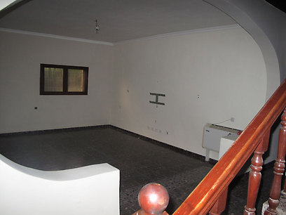 לפני: הסלון החשוך (צילו: מיה כרמי דרור) (צילו: מיה כרמי דרור)