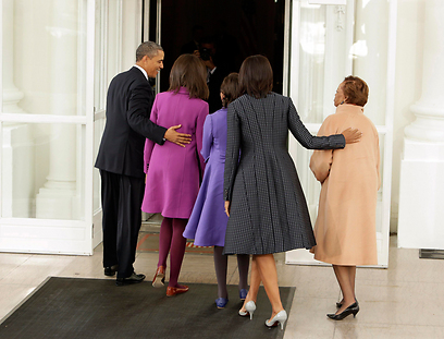 משפחת אובמה חוזרת לבית הלבן (מימין, אמה של מישל, מריאן רובינסון) (צילום: רויטרס) (צילום: רויטרס)