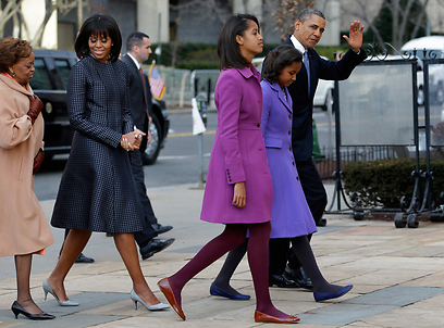 משפחת אובמה בדרכה מהכנסייה לבית הלבן (צילום: AP) (צילום: AP)