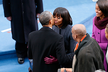 הזוג הנשיאותי בנשיקה לפני ההשבעה (צילום: AFP) (צילום: AFP)