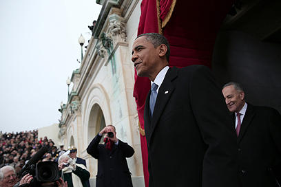 אובמה נכנס לבמת הטקס לקול תרועות חצוצרה ותשואות (צילום: AFP) (צילום: AFP)