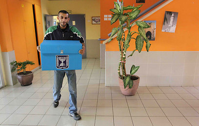 קלפי בבית ספר בטייבה (צילום: עידו ארז)