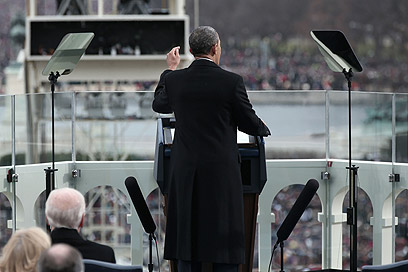 אובמה מאחורי הזכוכית המשוריינת בטקס ההשבעה (צילום: AFP) (צילום: AFP)