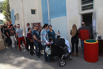 מחכים בתור בקלפי בתל אביב. "גאווה להצביע" (צילום: מוטי קמחי) (צילום: מוטי קמחי)