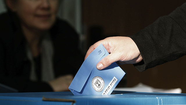 מצביעים. פתק לבן - הצבעת מחאה או בזבוז זמן? (צילום: AFP) (צילום: AFP)