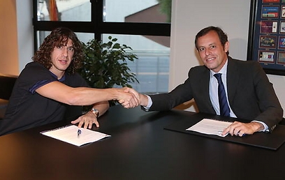פויול וסנדרו רוסיי במעמד החתימה (צילום מסך: האתר הרשמי של ברצלונה) (צילום מסך: האתר הרשמי של ברצלונה)
