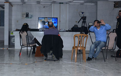 פעילי בל"ד צופים במדגמים (צילום: מוחמד שינאוווי) (צילום: מוחמד שינאוווי)