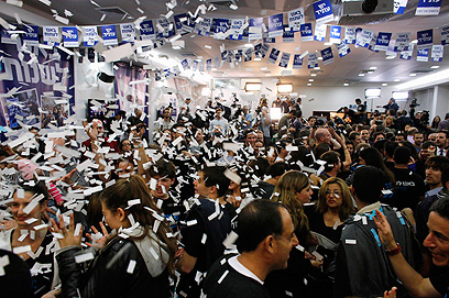 החגיגות במטה "יש עתיד" בערב הבחירות (צילום: רויטרס) (צילום: רויטרס)