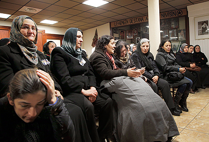 קבוצת אבלות בתוך מרכז התרבות הכורדי בפריז (צילום: MCT) (צילום: MCT)