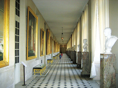 המסדרון הארוך שבקומת הכניסה במוזיאון נפוליאון ה-1 (מאיה וינברג, טבע הדברים) (מאיה וינברג, טבע הדברים)