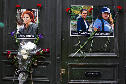 תמונות הנרצחות תלויות בכל מקום ברחוב. המרכז הכורדי בפריז שבו אירע הרצח (צילום: EPA) (צילום: EPA)