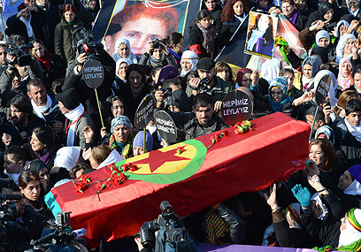 הפעילות הובאו לקבורה במחוז דיארבקיר בטורקיה (צילום: AP) (צילום: AP)