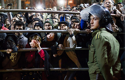 צופים במעמד ההוצאה להורג. נשים קראו: "רחמו עליהם" (צילום: AP) (צילום: AP)