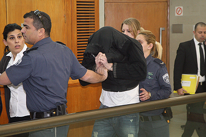 החשוד קורסונסקי מובא לבית המשפט (צילום: מוטי קמחי) (צילום: מוטי קמחי)