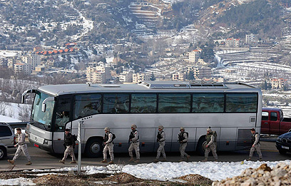 צבא לבנון מאבטח אוטובוס של תומכיו של אל-אסיר (צילום: רויטרס) (צילום: רויטרס)