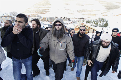 אל-אסיר ואנשיו מגיעים להר המושלג (צילום: רויטרס) (צילום: רויטרס)