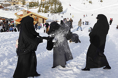 קרב שלג בין הנשים (צילום: רויטרס) (צילום: רויטרס)