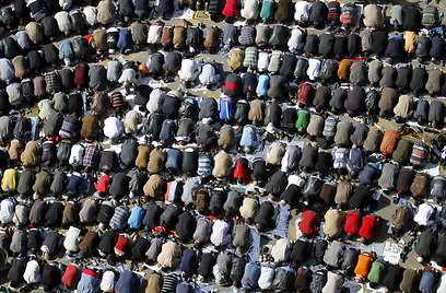 תפילת יום השישי בצהריים בקהיר (צילום: AFP) (צילום: AFP)
