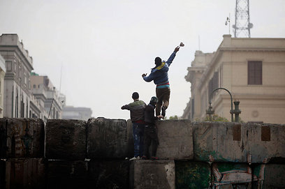 יידוי האבנים בקהיר. האחים המוסלמים לא יצאו לרחובות הפעם (צילום: AP) (צילום: AP)
