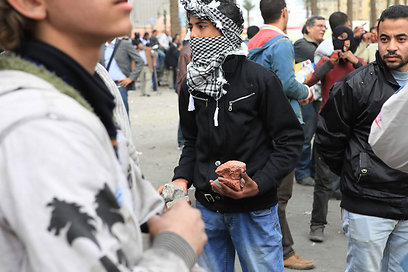 צעירים אוגרים תחמושת בבירת מצרים (צילום: AP) (צילום: AP)