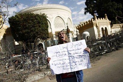מפגינה בקהיר בצהריים (צילום: AFP) (צילום: AFP)