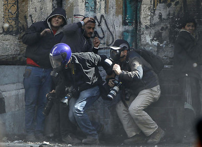 תופסים מחסה במהלך המהומות (צילום: רויטרס) (צילום: רויטרס)