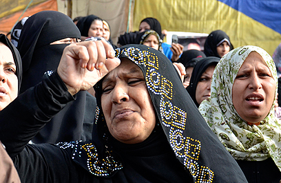 קרובות משפחה של אוהד כדורגל שנהרג במהומות במצרים (צילום: EPA) (צילום: EPA)