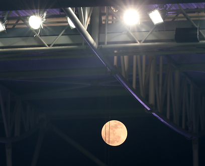אור הירח באצטדיון בנתניה (צילום: אורן אהרוני) (צילום: אורן אהרוני)