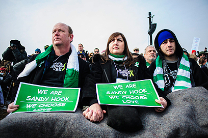 "אנחנו סנדי הוק, אנחנו בוחרים באהבה" (צילום: EPA) (צילום: EPA)