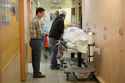 חולים במסדרונות בבית החולים ברזילי (צילום: אבי רוקח) (צילום: אבי רוקח)
