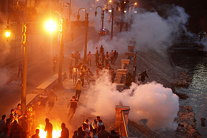 מצרים בוערת. הפגנה אלימה בכיכר א-תחריר בקהיר (צילום: רויטרס) (צילום: רויטרס)