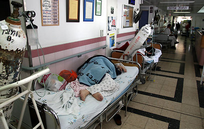 עומס בבית חולים, המטופלים במסדרונות. התפוסה הגבוהה בעולם (צילום: רועי עידן) (צילום: רועי עידן)