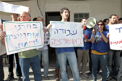 מפגינים נגד כניסה לקואליציה. צעירי העבודה, היום (צילום: עופר עמרם ) (צילום: עופר עמרם )