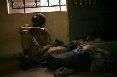 בישל מקרוני לגברים החמושים. אדמה דרבו העצור במאלי (צילום: AP) (צילום: AP)