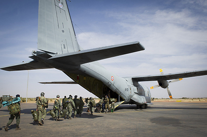 החיילים עולים למטוס הצרפתי (צילום: MCT) (צילום: MCT)