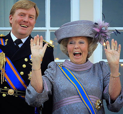 המלכה ובנה (צילום: AP) (צילום: AP)