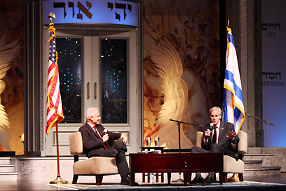 סטיב אדוארדס (משמאל) עם השגריר מייקל אורן. צילום: ג'וזף סקרניצ'י ()