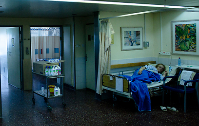 עמוס גם בבית החולים שיבא בתל השומר, היום (צילום: אמיר לוי) (צילום: אמיר לוי)