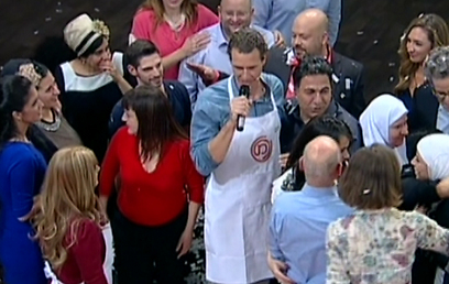 תום פרנץ חוגג את הניצחון בגמר "מאסטר שף" (צילום: ערוץ 2) (צילום: ערוץ 2)