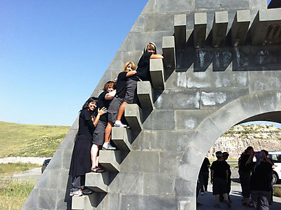 כולן נשים ולכן אין שאלה של צניעות - מסע מאגמה צ'אלנג' בארמניה (צילום: נגה נוה דויטש ) (צילום: נגה נוה דויטש )
