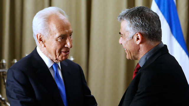 Lapid and Peres at the President's Residence after the 2013 elections (Photo: Reuters)