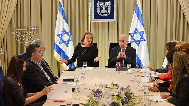 Livni with then-president Peres after the 2013 elections (Photo: AFP)